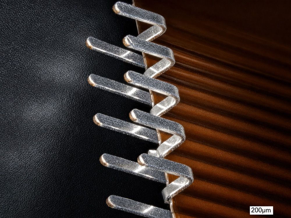 Fig. 3: Macro view of the formed solder fingers. Permanently bent into a Z shape and electrolytically tinned. Scale 200 µm.